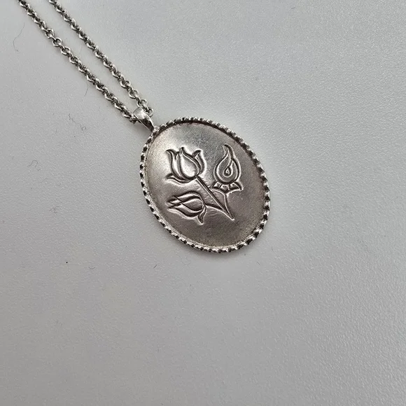 Me & Ro 925 Sterling Silver Oval Pendant Necklace with Floral Motif - Picture 3 of 8